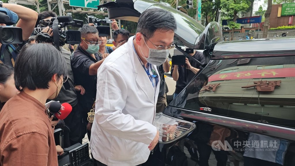 新北市三峽區19日發生重大車禍，造成多人重傷送醫；檢警20日上午前往恩主公醫院相驗，離去時，面對媒體追問不發一語。中央社記者王鴻國攝  114年5月20日