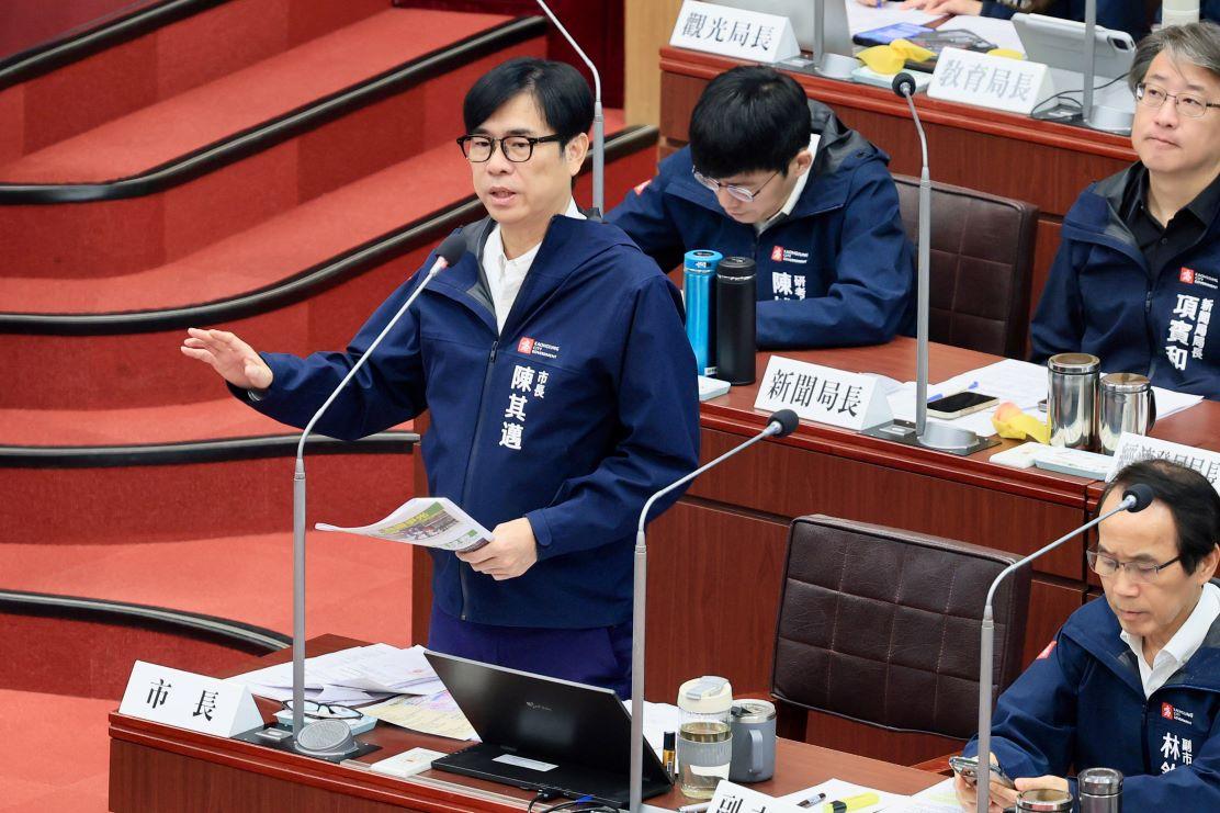 陳其邁(左一)表示高雄成為台灣第一個城市級主權AI。 圖：高雄市政府/提供