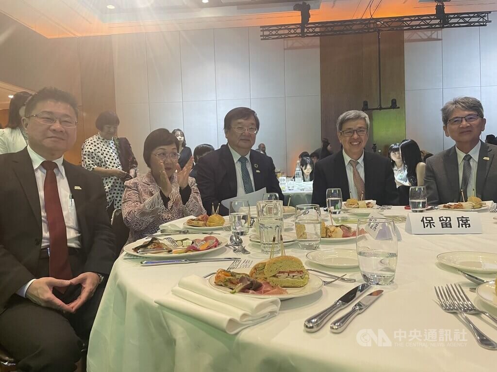 前副總統陳建仁（右2）在羅馬出席教宗就職典禮後轉赴日內瓦，將參加台灣民間與官方的世衛場邊活動。右為立委王正旭、左起衛福部次長呂建德、僑委會委員長徐佳青、衛福部長邱泰源。中央社記者田習如日內瓦攝 114年5月20日