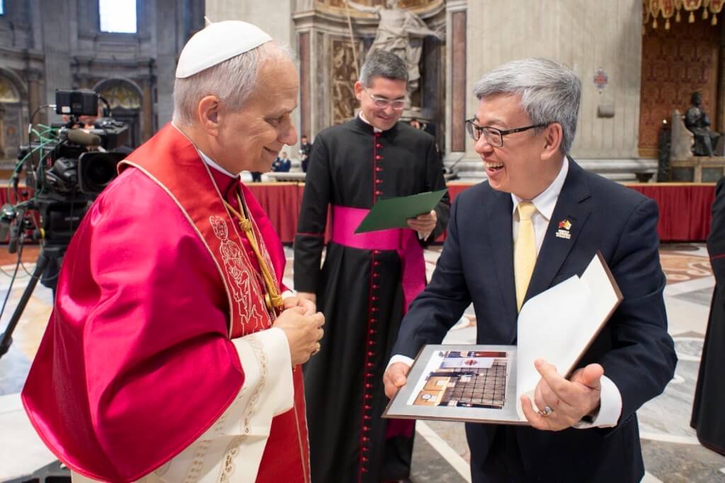 前副總統陳建仁（右1）18日以總統特使身分出席新任教宗良十四世（Pope Leo XIV，左1）就職典禮，典禮後會見教宗良十四世，代表總統賴清德致意，轉達政府、人民及天主教社群的誠摯祝賀。（外交部提供）中央社記者楊堯茹傳真 114年5月18日