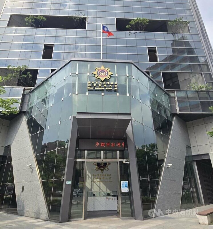 陳姓男子20日下午駕駛行動詐騙基地台車行經台北市西門町商圈一帶時，突然發現警方蹤跡，一度想衝撞逃逸，員警見狀立即對空鳴槍示警，將陳男帶回台北市警察局刑事警察大隊偵訊。（翻攝畫面）中央社記者黃麗芸傳真  114年5月20日