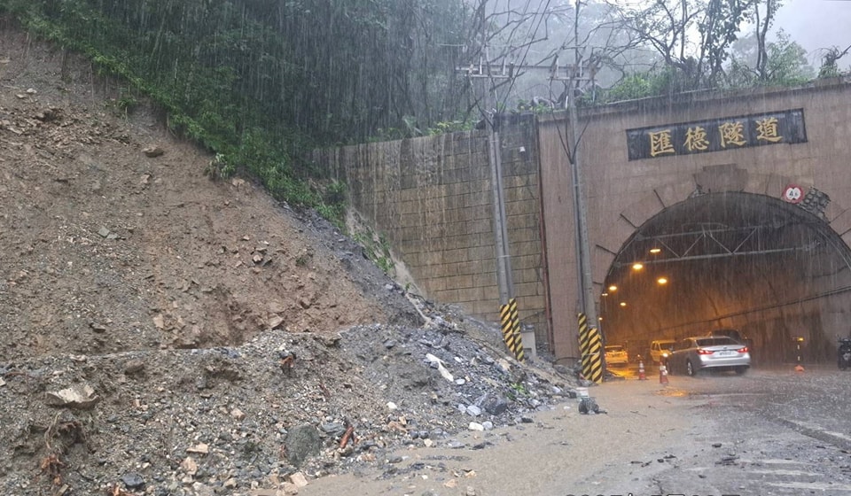 今(20)日蘇花路廊和仁至崇德路段受午後熱力作用強降雨影響，清水斷崖雨量站10分鐘累積雨量 7.5毫米，1小時累積雨量 52.5毫米。 圖：翻攝自以蘇花公路即時路況為主的平台
