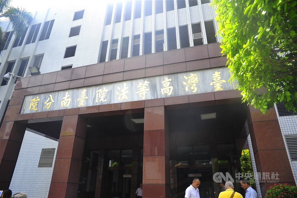 台南徐姓男子於2023年4月遭槍擊後被載到安南醫院門口丟包不治，主嫌林澤峰一審被判應執行有期徒刑23年，另一名被告因證據不足無罪，台南高分院20日二審宣判維持原判。（圖為台南高分院外觀，中央社檔案照片）