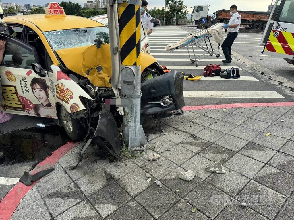 台北市立兒童新樂園外20日發生計程車自撞電線桿事故，消防局獲報立即派員到場救援，協助車上男駕駛和女乘客脫困後，分別送醫治療。（翻攝照片）中央社記者黃麗芸傳真  114年5月20日