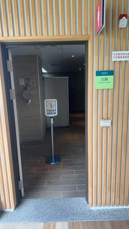 宜蘭羅東轉運站女廁遭中年男子闖入疑似偷窺，警方已握涉案男子偵辦。負責站內管理的葛瑪蘭汽車客運公司20日表示，目前已增加男、女廁所標示，避免誤闖。（葛瑪蘭汽車客運公司提供）中央社記者沈如峰宜蘭縣傳真  114年5月20日