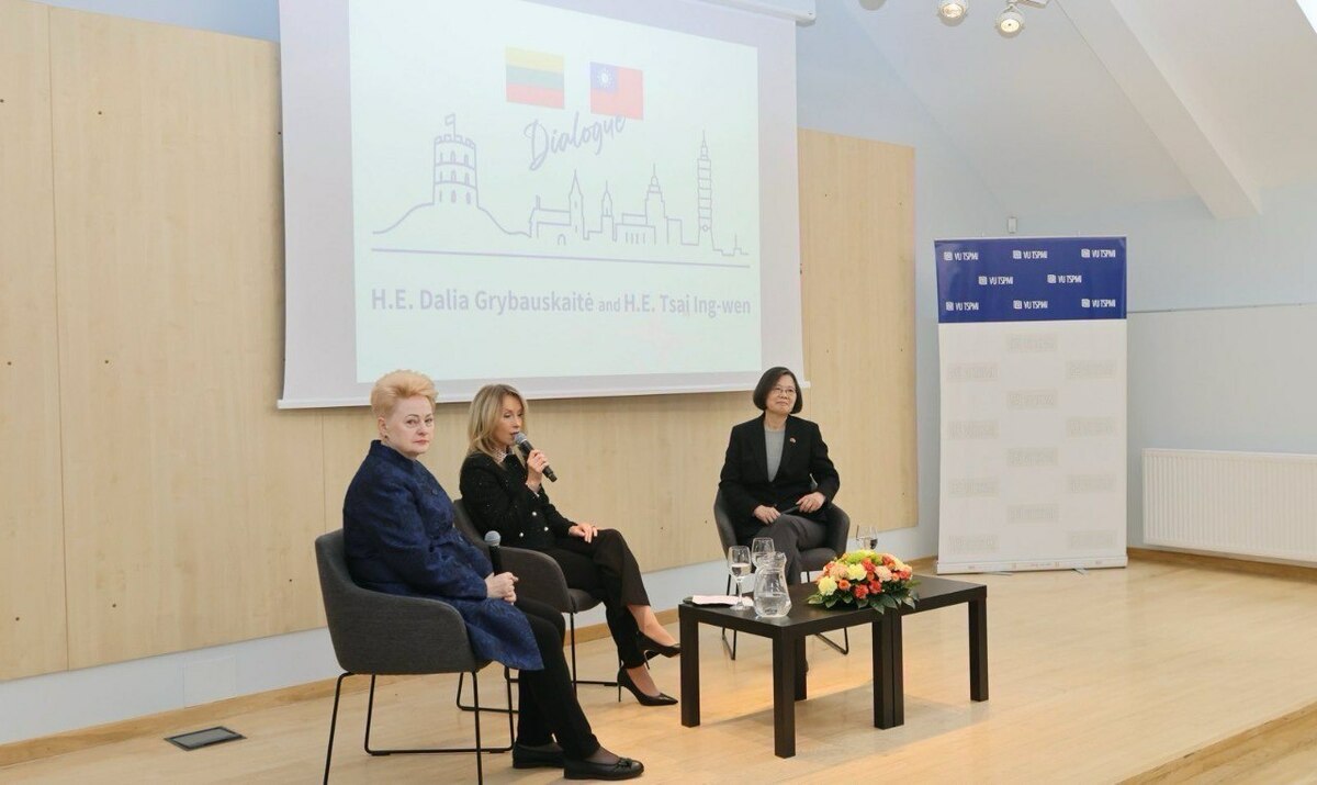 蔡英文前總統（右）與立陶宛前總統葛寶思凱德（Dalia Grybauskaitė，左）對談。 圖：外交部提供