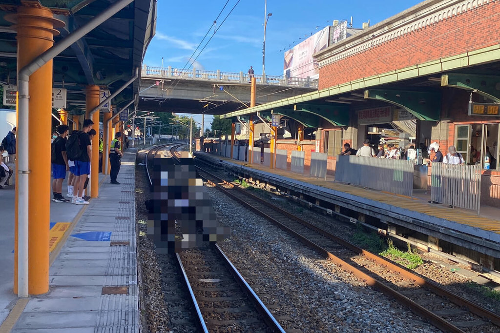 位於台南市永康區的台鐵大橋火車站20日下午發生男子意外落軌事故，7旬男疑似身體不適摔落鐵軌，不幸遭列車撞擊、當場死亡。（讀者提供）中央社記者楊思瑞台南傳真  114年5月20日