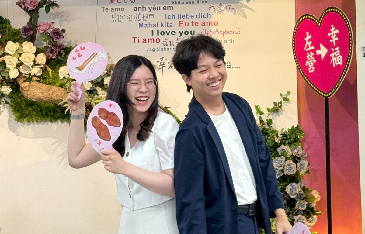 新人到高雄戶所見證屬於彼此的愛情承諾。 圖：高雄市民政局/提供