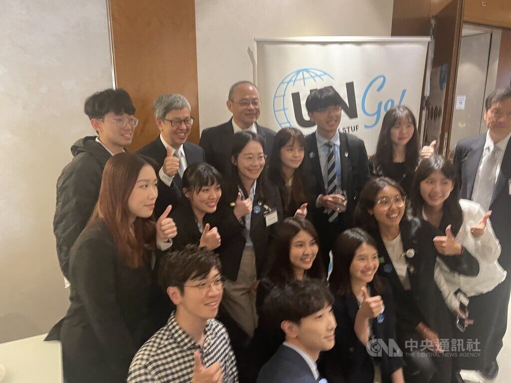 前副總統陳建仁（後排左2）出席台灣在世衛大會場邊活動，獲年輕人爭相合照，他熱情招呼大家靠攏、比讚。中央社記者田習如日內瓦攝 114年5月20日 圖：中央社提供