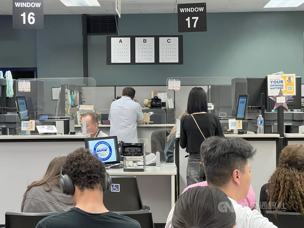 美國加州監理單位「機動車輛管理局」（DMV）櫃臺後方掛著視力表，申辦駕照者需要通過視力測驗。中央社記者林宏翰洛杉磯攝  114年5月21日