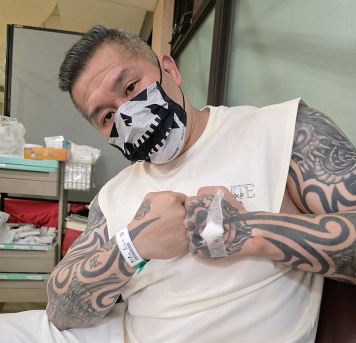 館長透露，自己因為前天晚上關注柯文哲案幾乎整晚沒睡，「可能因為這樣才導致心悸、身體不適」，並曬出在醫院的自拍照報平安。 圖：翻攝自陳之漢IG