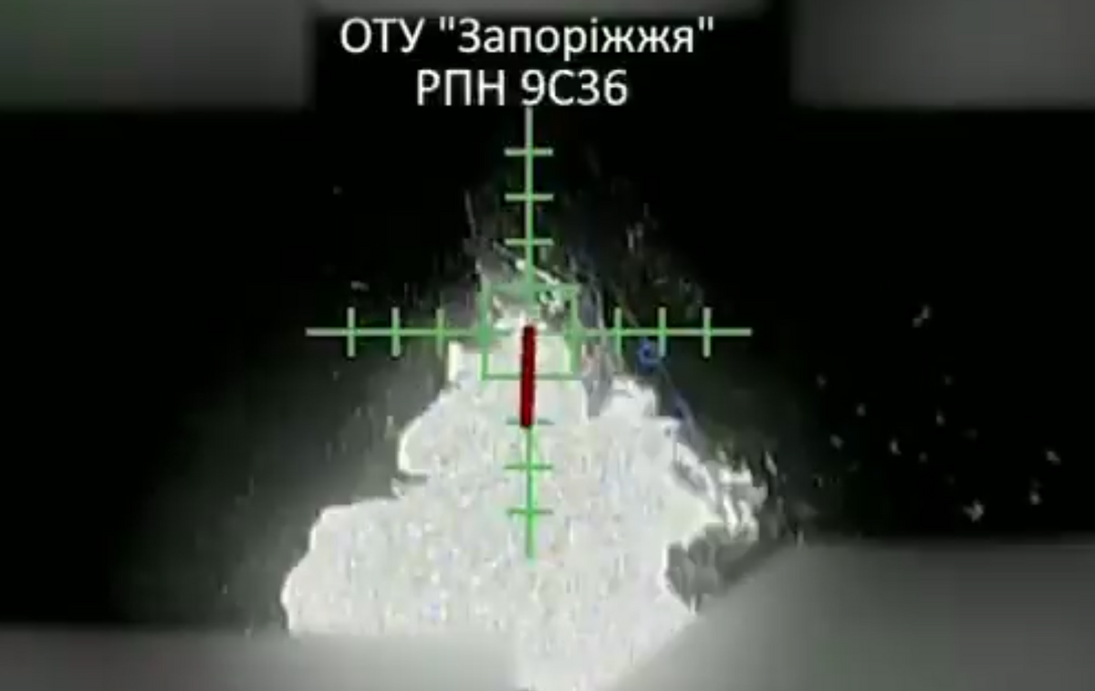烏軍重型夜間轟炸機無人機追擊並轟炸了扎波羅熱前線的俄軍 Buk 防空系統的 9S36 雷達站。 圖：翻攝自 Special Kherson Cat X 帳號