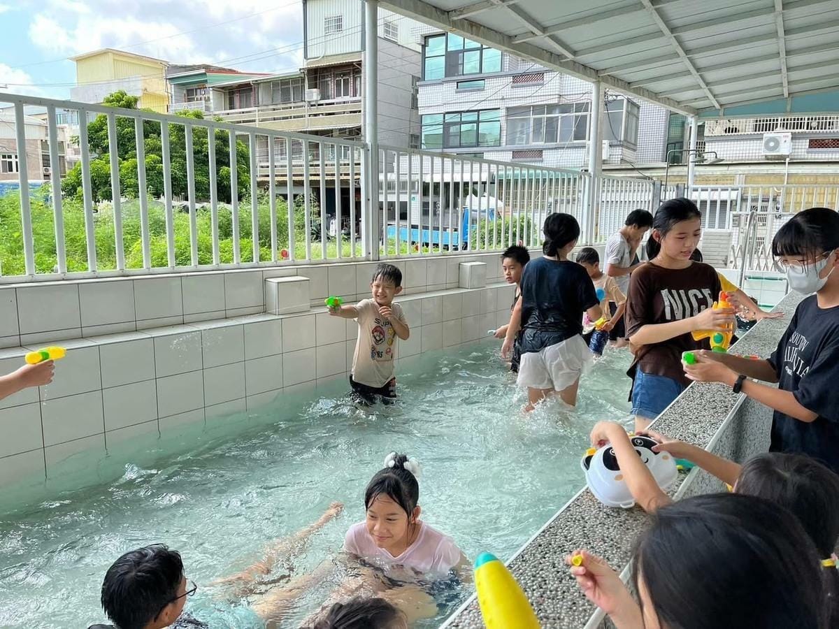 田春生不僅為孩子蓋了遮風避雨的以琳之家，還為蓋了一座游泳池，成為孩子夏天最愛去的地方。 圖：田春生提供