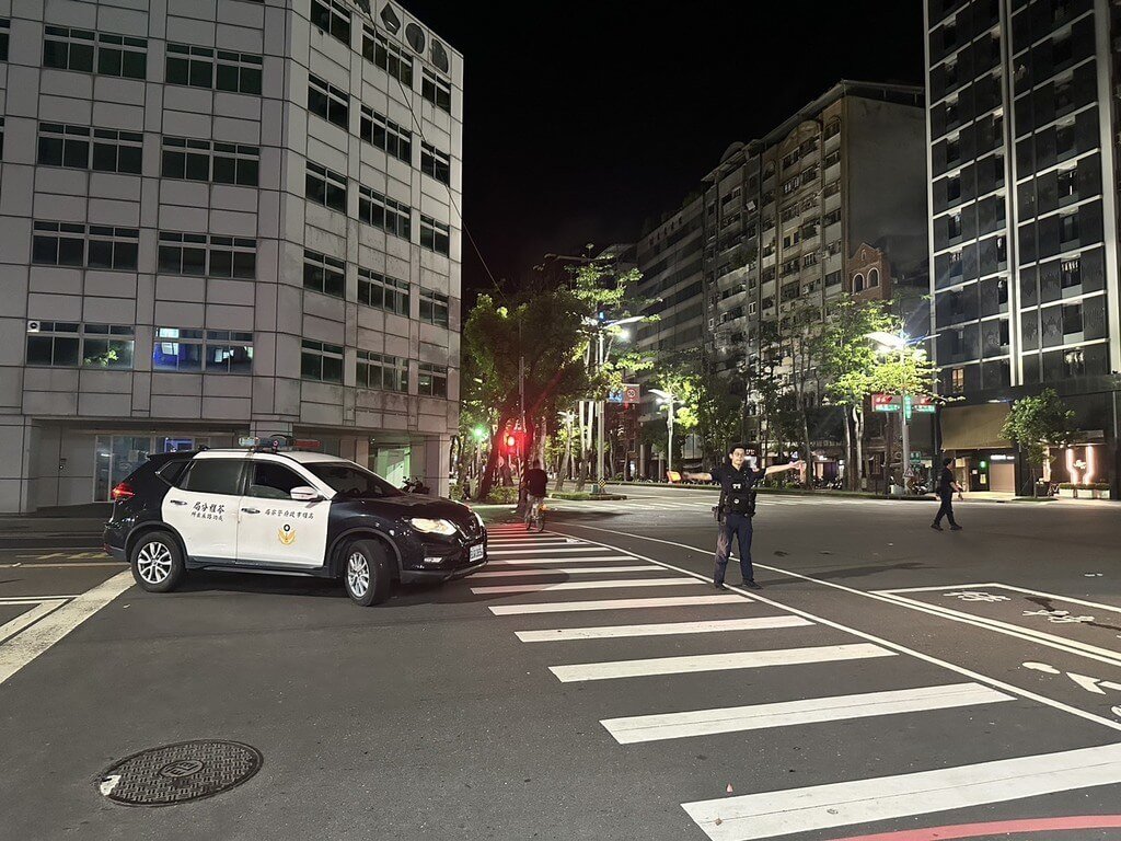 李姓男子21日凌晨因與胞弟發生糾紛，2人到高雄警察局苓雅分局成功路派出所製作筆錄，李男步出派出所穿越馬路時，突然倒臥斑馬線上並與車輛發生碰撞，受創嚴重、送醫不治，詳細肇事原因及責任仍待交通大隊分析研判。（高雄市警察局苓雅分局提供）中央社記者張已亷傳真  114年5月21日