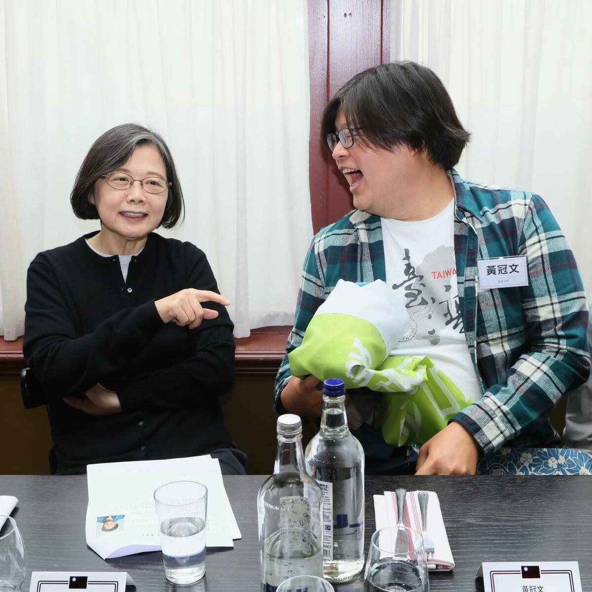 單口相聲喜劇演員黃冠文（右）向蔡英文說，他在演出時的自我介紹，都會堅持跟觀眾說「I am from Taiwan」。 圖：翻攝自蔡英文臉書