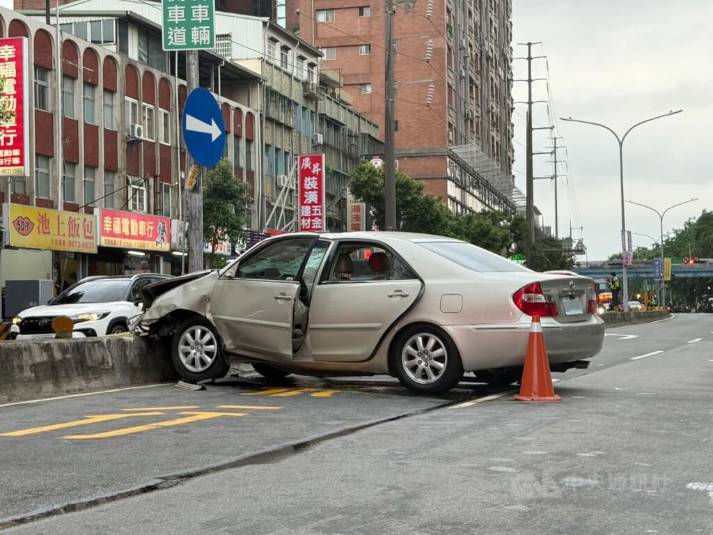新北市三峽區國成街與國光街口19日下午發生重大車禍，1輛自小客車不明原因衝撞多名路人，直到在復興路110巷巷口自撞中央分隔島才停下。中央社記者林恕暉攝  114年5月19日