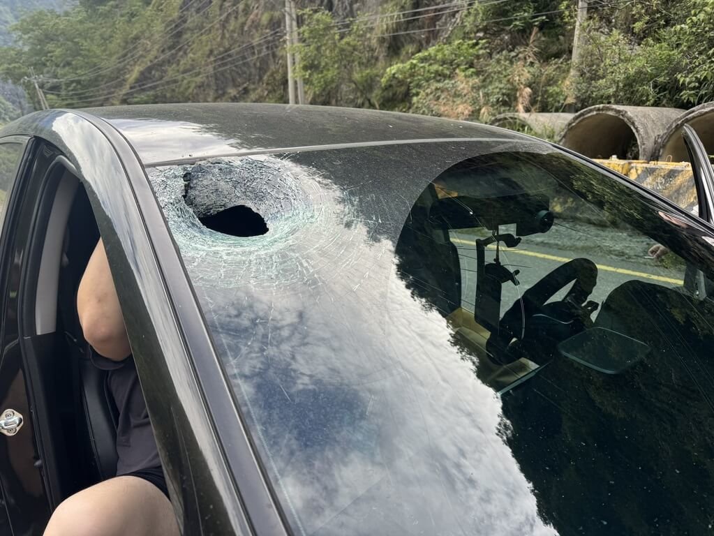 台中和平區中橫便道21日上午往梨山通行車隊行經12.5k處時，1輛自小客遭落石擊中，副駕駛座乘客受傷送醫。（谷關工務段提供）中央社記者郝雪卿傳真  114年5月21日