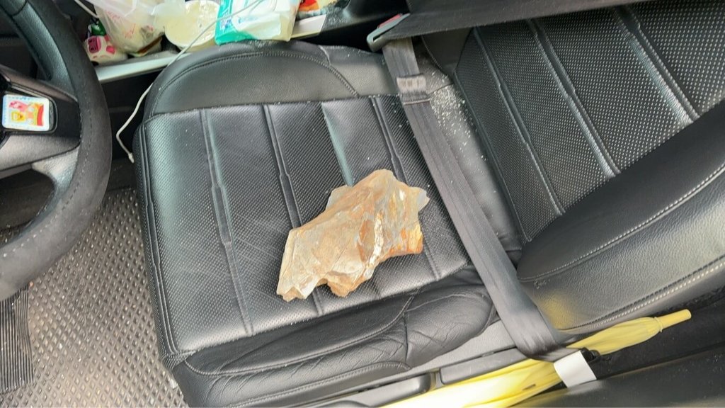 台中和平區中橫便道21日上午往梨山通行車隊行經12.5k處時，1輛自小客遭落石擊中，造成副駕駛座乘客腿部挫傷送醫，幸無生命危險。（谷關工務段提供）中央社記者郝雪卿傳真  114年5月21日