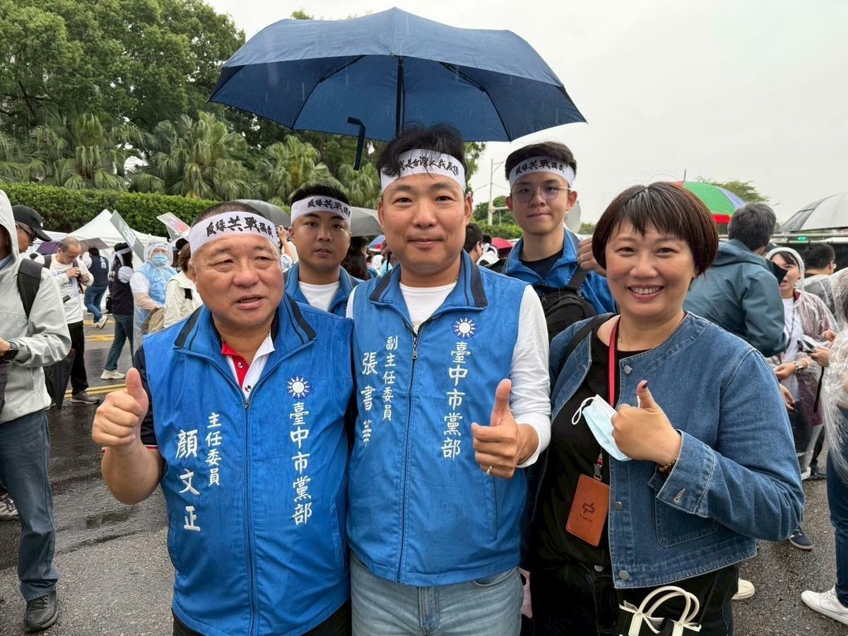 國民黨台中市黨部副主委張書華（中）表示，綠營名嘴范世平特別針對台中三位年輕的立委進行所謂的民調，藉由打盧秀燕的本命區作為標題召開記者會，此舉動機過於政治，更是拙劣的逞強。 圖：國民黨台中市黨部/提供