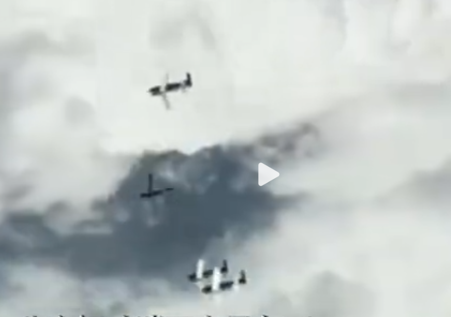 俄軍 Su-34 在高空投下多枚重磅炸彈，炸彈張開雙翼落向烏軍陣地。 圖：翻攝自海客新聞