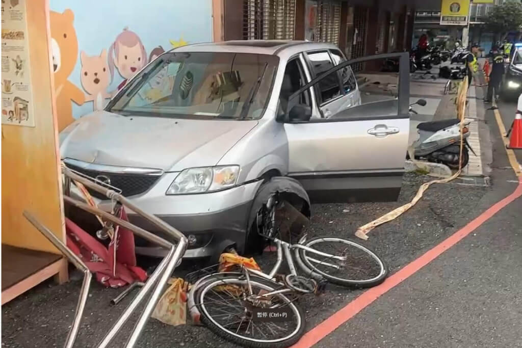 台南市玉井區20日傍晚發生廂型車疑暴衝失控事故，撞上一對步行經過的夫妻，造成1死1傷，肇事車輛撞倒多輛機車後再撞上牆，才總算停下。（讀者提供）中央社記者楊思瑞台南傳真  114年5月20日