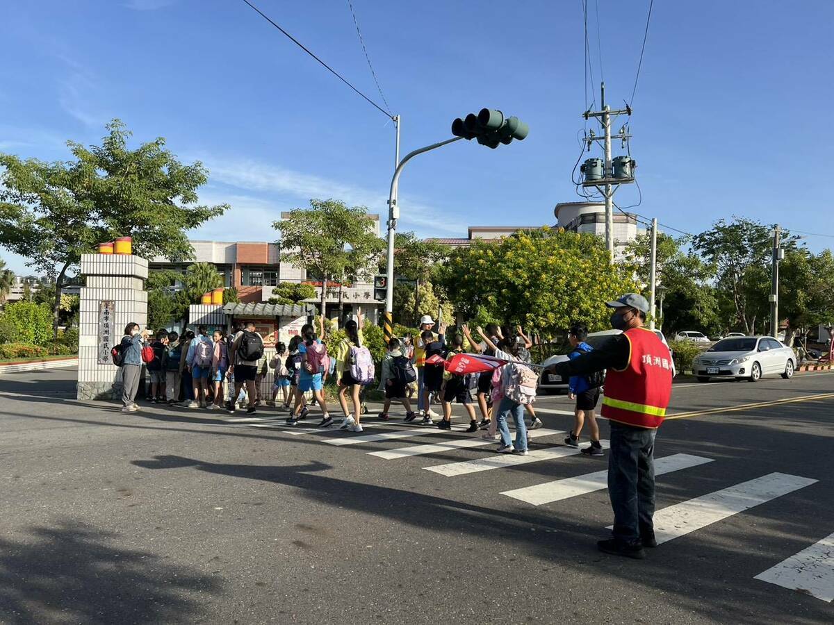 為強化學童通學安全，台南市政府全面檢視校園周邊的行人安全防護措施，並積極研擬精進方案，預計於今年內啟動「臺南市學生通學安全守護專案」正持續盤點精進校園周邊交安措施。 圖：台南市政府提供