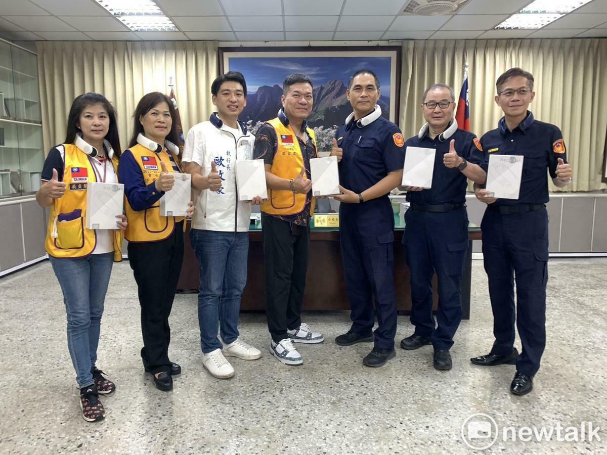 寶麗光妍集團董事長蔡吉忠、國際獅子會分區主席許秀雲率獅子會成員，偕同曾培雅議員執行長歐政豪及泉威豆花董事長胡智欽，一起前往台南市政府警察局第一分局德高派出所，捐贈多組掛脖式電風扇，為第一線執勤的員警送上一份實質的關懷與清涼。 圖：曾培雅服務處提供
