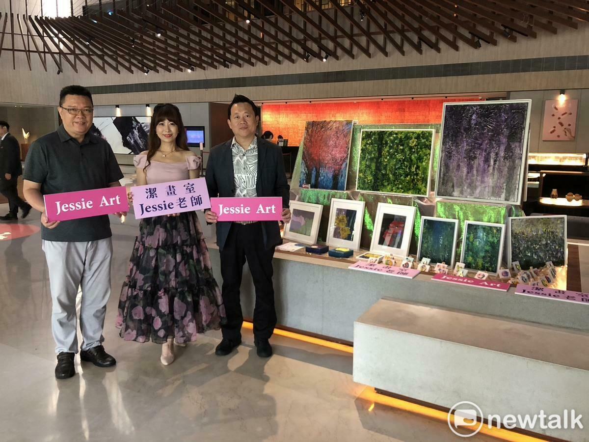 在溫暖五月春光中，大員皇冠假日酒店以實際行動支持在地藝術文化，邀請藝術家任怡潔於5月1日至6月15日，在酒店一樓Lobby「文創藝角」舉辦個人創作展《花若盛開 蝴蝶自來》。 圖：黃博郎／攝