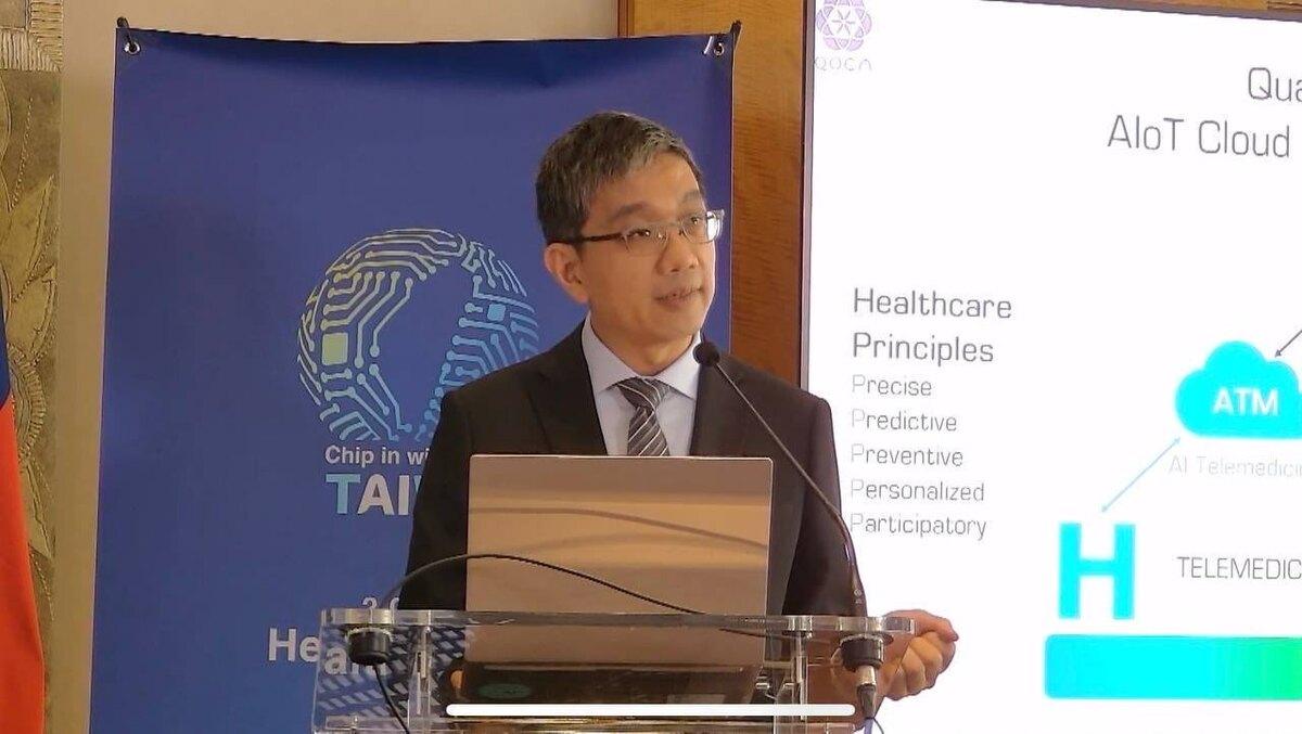 廣達電腦智慧醫療事業部處長洪仲璽介紹AI醫療雲「QOCA」等4個AI智慧醫療平台，透過直接連結病患資訊及醫院系統，有效促進遠距醫療服務。 圖：外交部提供