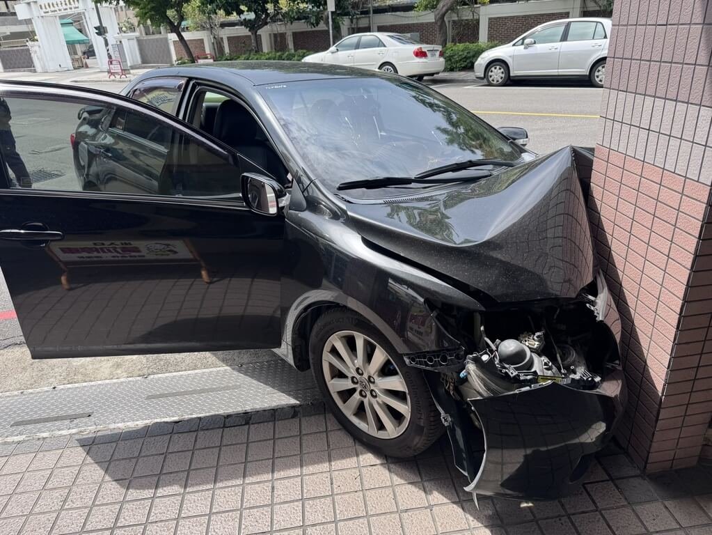施姓男子21日開車由彰化市光復路南往北直行，疑操作不慎，自撞順安醫院門柱，擦挫傷送醫無礙，車頭嚴重損毀，幸未傷及路人。（警方提供）中央社記者鄭維真傳真 114年5月22日