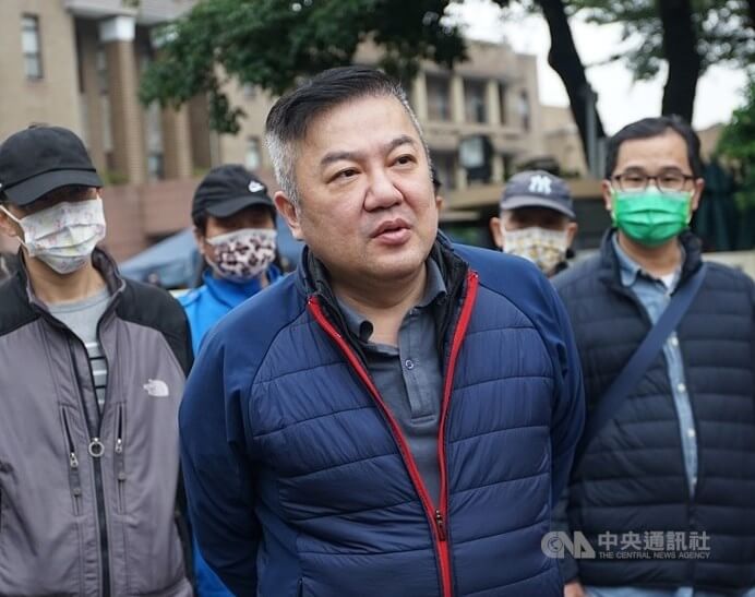 遠東航空董事長張綱維（中）。（中央社檔案照片）