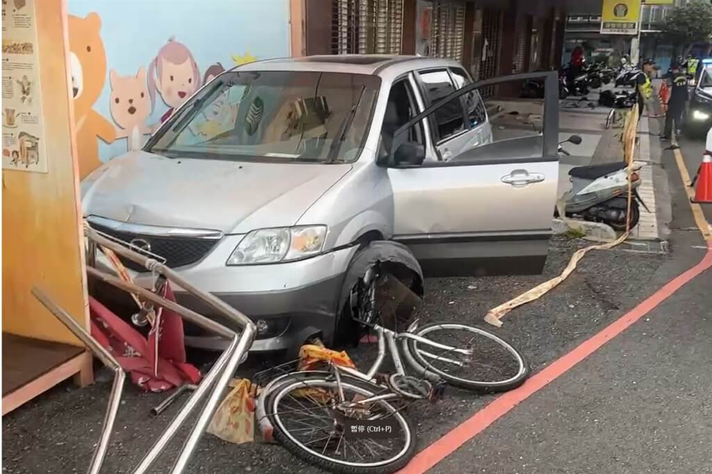 台南市玉井區20日傍晚發生廂型車疑暴衝失控事故，撞上一對步行經過的夫妻，造成1死1傷，肇事車輛撞倒多輛停在騎樓的機車後再撞上牆，才總算停下。（讀者提供）中央社記者楊思瑞台南傳真  114年5月20日