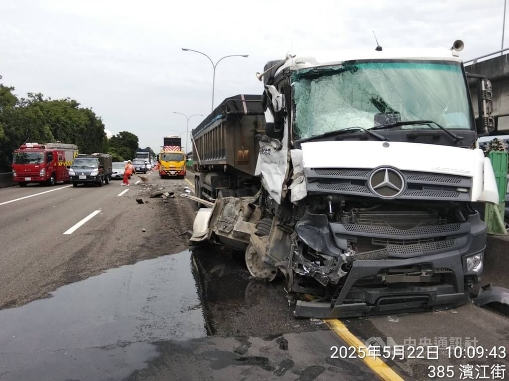 國道1號北向21公里處、圓山路段22日發生有輛砂石車疑不慎碰撞國光客運，造成砂石車駕駛36歲楊男腿部輕傷，現場車流一度回堵，警消獲報到場協助送醫和排除狀況，肇因待釐清。（翻攝照片）中央社記者黃麗芸傳真 114年5月22日