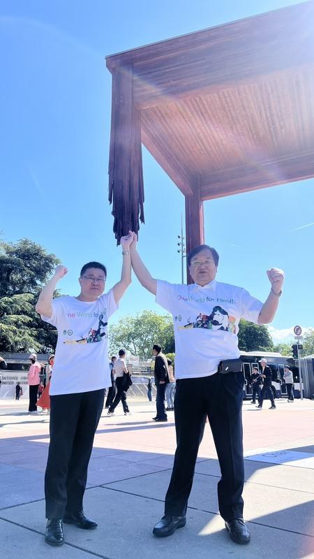 邱泰源部長與呂建德次長，在三腳椅下強烈表達台灣加入W H O的決心。 圖：衛福部／提供