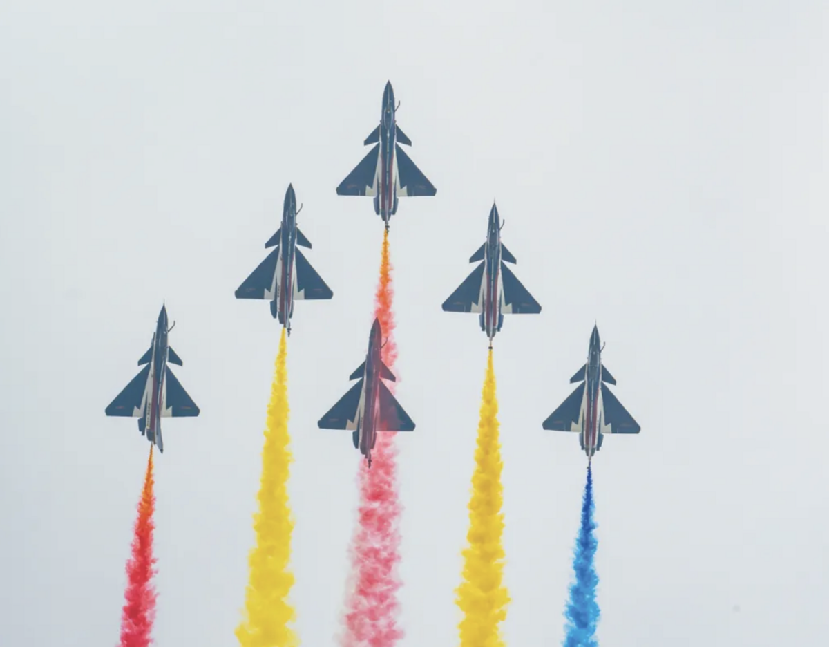2024年11月，八一飛行表演隊在珠海航展上駕駛殲-10C戰機進行飛行表演。 圖：翻攝自 視覺中國