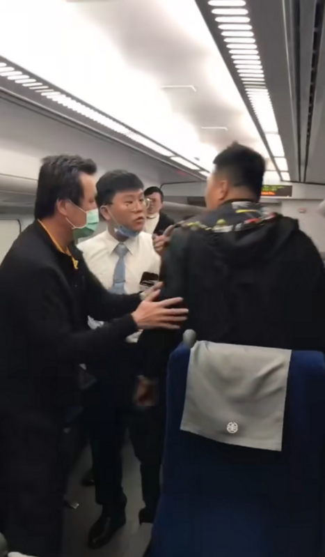 男子一路尾隨車長砸手機、推擠，最後更狠甩車長巴掌。 圖：翻攝自台灣便當管理局-附屬鐵路部臉書