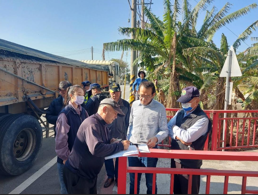 中央跨部會偕同地方辦理違規傾倒廢棄土資聯合稽查行動。 圖：內政部提供