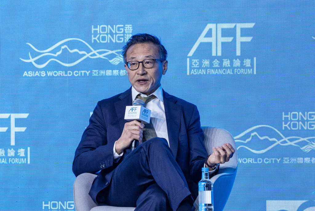 首屆亞洲大學生籃球聯賽（AUBL）將於8月在杭州登場，12支來自亞洲的大學球隊將參加，政治大學是台灣唯一參賽隊。賽事由台灣出生的阿里巴巴集團主席蔡崇信領投支持。圖為1月14日，蔡崇信在香港出席亞洲金融論壇。（中新社提供）中央社 114年5月22日