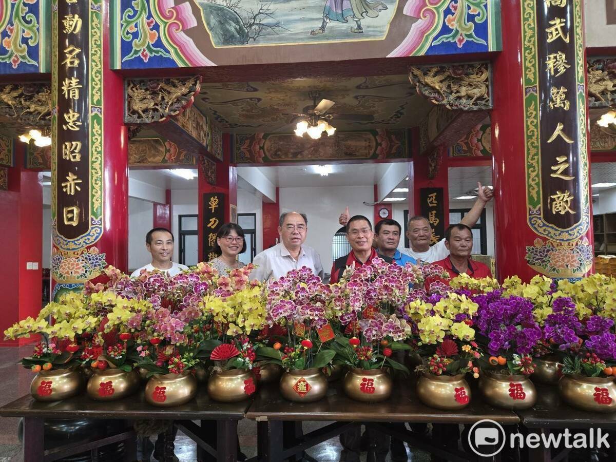 農業局媒合在全球蘭花育種界享譽盛名的牛記蘭花園，與主祀關聖帝君已有360年歷史的馬稠後關帝廳合作，鼓勵信眾到關帝廳參拜時，可現場直接選購心儀蘭花供奉，透過蘭花表達虔誠心意。 圖：台南市政府提供