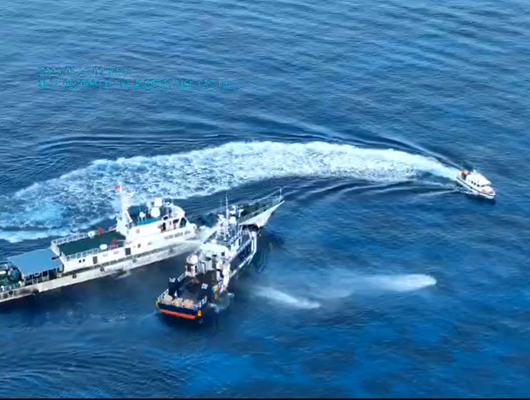 中國海警船與菲律賓公務船21日在南沙群島渚碧礁及鐵線礁附近海域發生衝突。 圖：截自「X」@jaytaryela