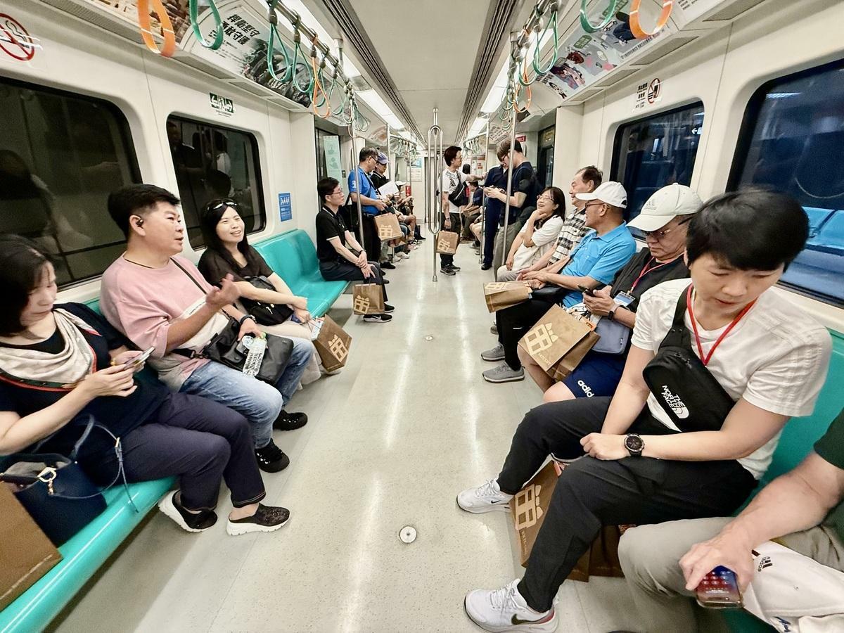 台中市議會考察團搭乘高雄捷運了解乘車環境與營運狀況。 圖：台中市政府/提供
