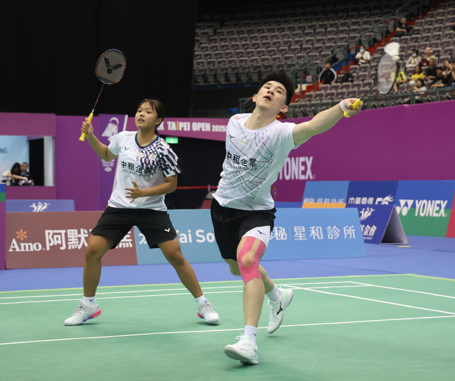 BWF超級500的馬來西亞羽球大師賽，台灣混雙組合葉宏蔚（右）、詹又蓁（左），22日在16強以2比1擊敗馬來西亞搭檔，成功挺進8強。圖為兩人出戰台北羽球公開賽。（中華民國羽球協會提供）中央社記者黎建忠傳真  114年5月22日