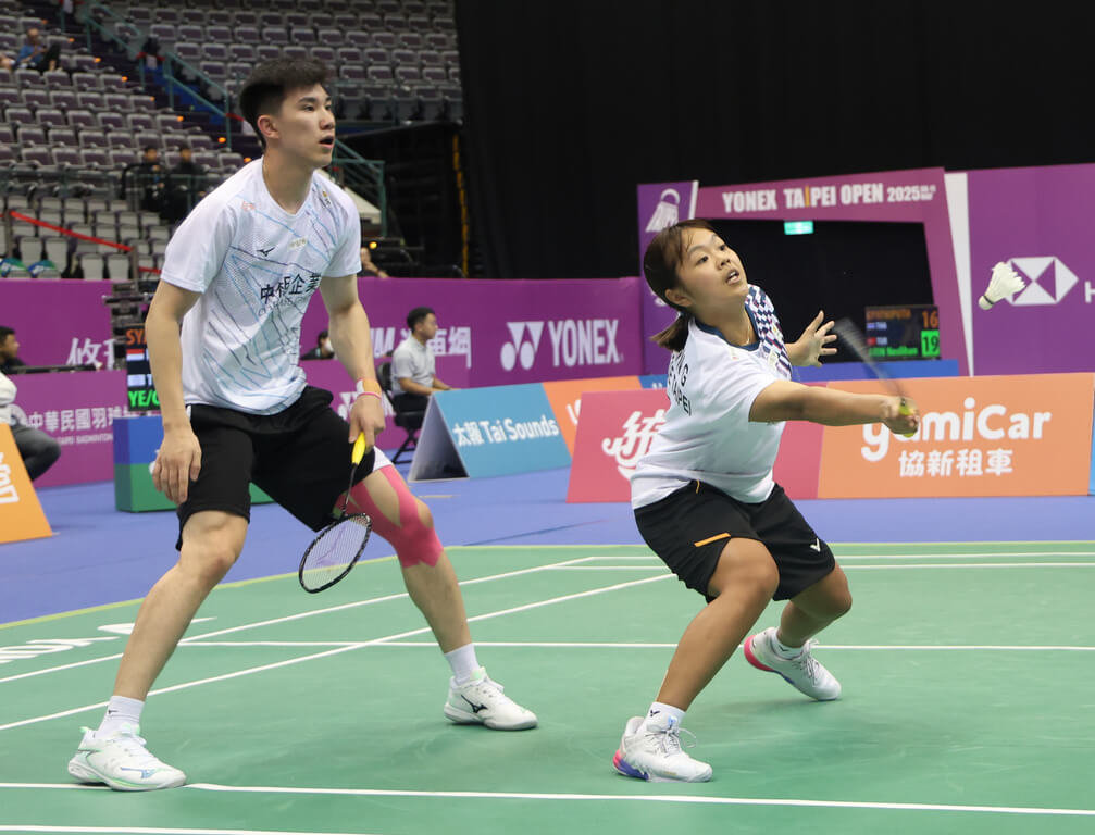 BWF超級500的馬來西亞羽球大師賽，台灣混雙組合葉宏蔚（左）、詹又蓁（右），22日在16強擊敗地主搭檔杜頤溈、吕秉坤，順利闖進8強。圖為台北羽球公開賽出賽畫面。（中華民國羽球協會提供）中央社記者黎建忠傳真  114年5月22日
