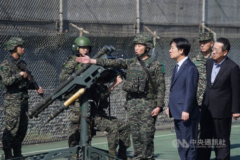 國防部長顧立雄（右）3月21日陪同總統賴清德（前右2）21日至松山機場視導駐守的海軍陸戰隊陸戰六六旅衛戍第二戰鬥隊，並檢視國軍裝備。（中央社檔案照片） 圖：中央社提供