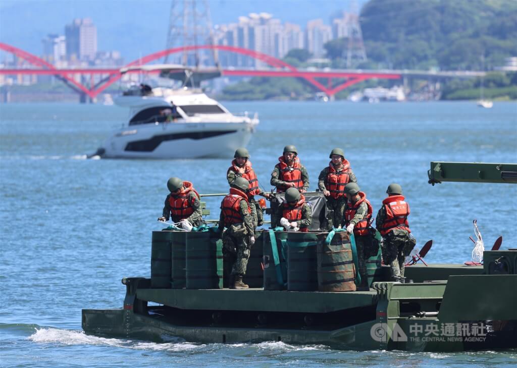 圖為漢光40號實兵演習，關渡指揮部河防營於淡水河口演練。（中央社檔案照片） 圖：中央社提供
