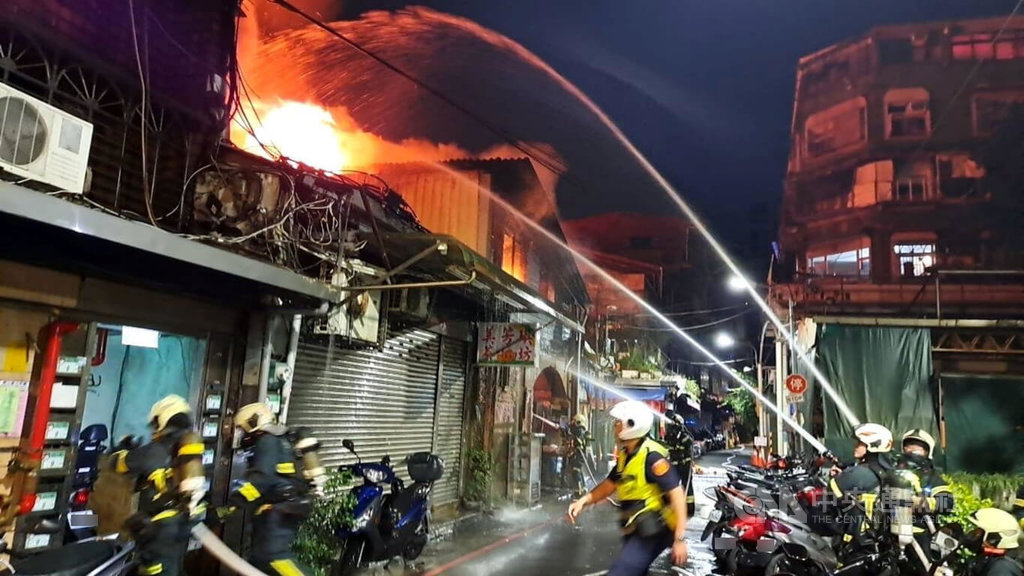 台北市萬華區華西街附近巷弄23日凌晨發生火警，警消到場發現為連棟鐵皮建物1樓起火，延燒旁邊民宅，初步了解為攤販用途，火勢約1小時後撲滅，燒燬雜物等，無人受傷。（翻攝照片）中央社記者劉建邦傳真  114年5月23日