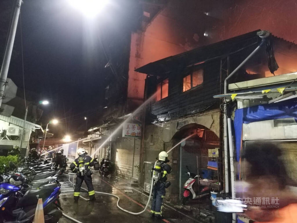 台北市萬華區華西街附近巷弄23日凌晨發生火警，警消獲報到場布水線搶救，火勢約1小時後撲滅。（翻攝照片）中央社記者劉建邦傳真  114年5月23日