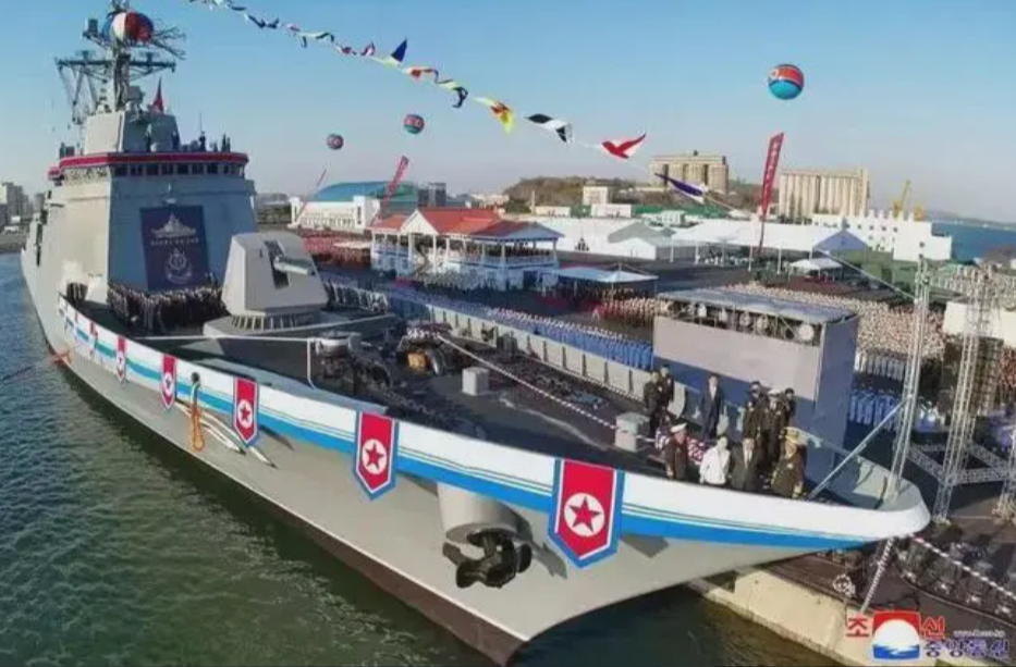 從噸位上來看此次出事的驅逐艦，應該是「崔賢」級驅逐艦的二號艦。圖為今年 4 月 25 日北韓另一艘新型驅逐艦「崔賢」號的下水典禮。 圖：翻攝自河東三叔