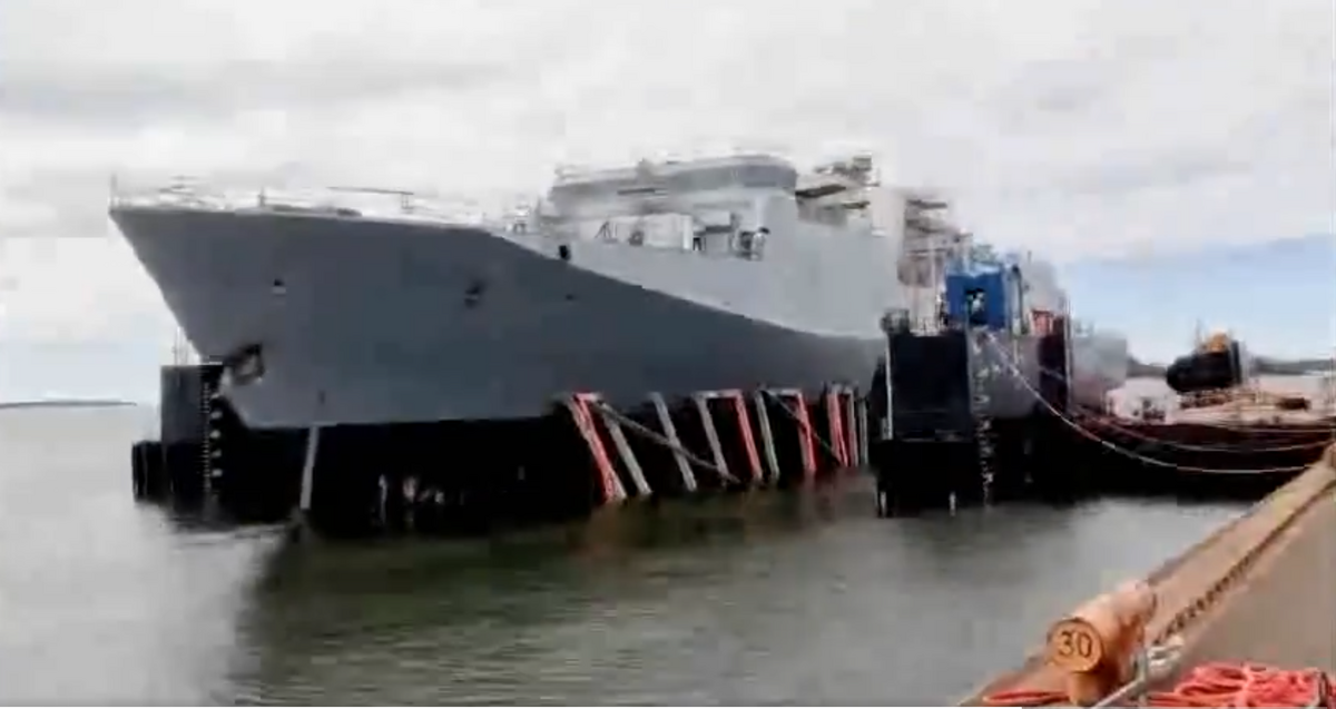 芬蘭第一艘「波赫揚馬」級多用途輕護衛艦最近下水。 圖：翻攝自 MilitaryNewsUA X 帳號