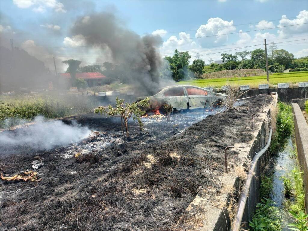 台南市消防局23日上午獲報柳營區果毅國小往高速公路方向路旁田間有汽車起火燃燒，立即派員趕往灌救，撲滅火勢後，在駕駛座發現1具焦屍，性別、年齡不詳，有待調查。（台南市消防局提供）中央社記者張榮祥台南傳真  114年5月23日